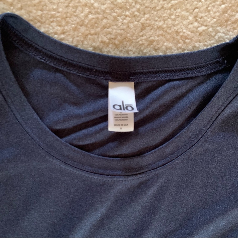 EUC Alo yoga t shirt navy size small medium